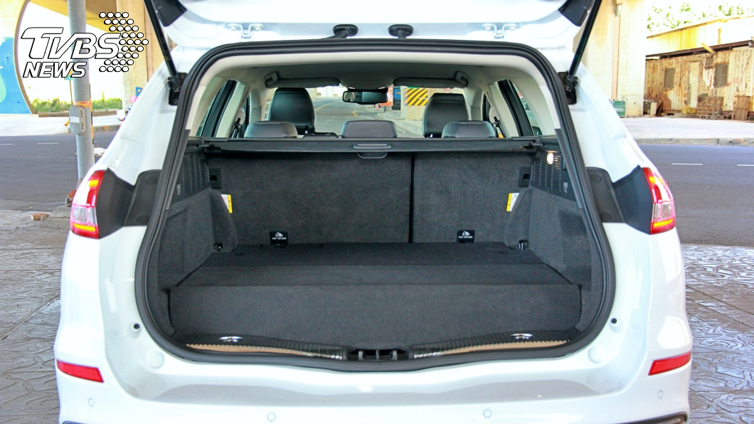 若將Mondeo Hybrid Wagon後排座椅傾倒，可以將空間一舉擴展至1,508公升。(圖片來源/ TVBS)
