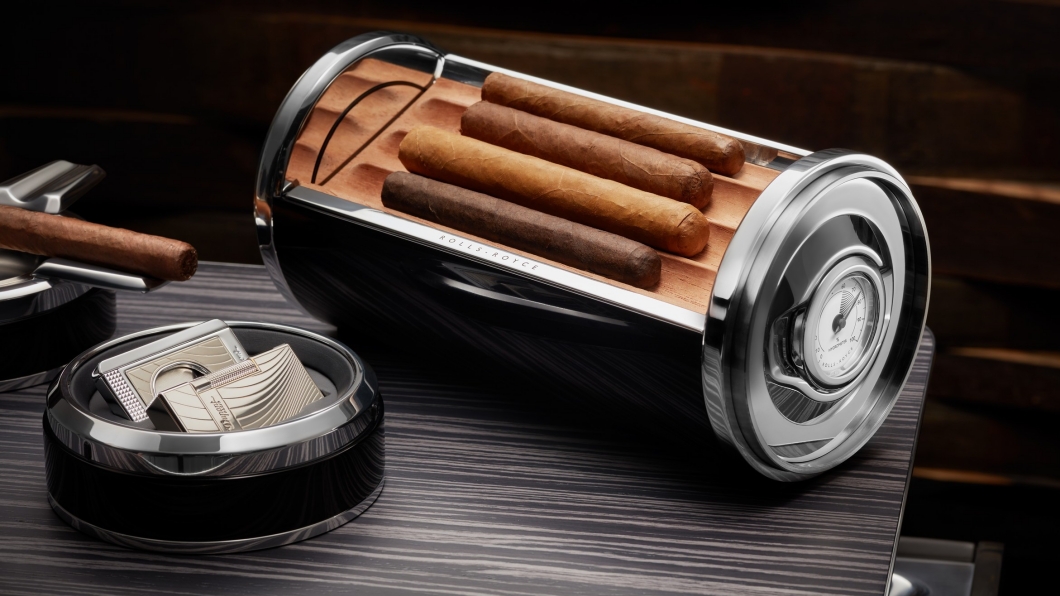 雪茄盒上還有濕度計可以監控，讓內部的雪茄維持在最好的存放狀態。(圖片來源/ Rolls Royce)