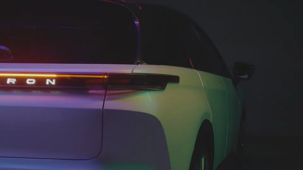 車尾品牌字樣也同樣使用發光模組，並導入動態顯示方向燈。(圖片來源/ 鴻海)