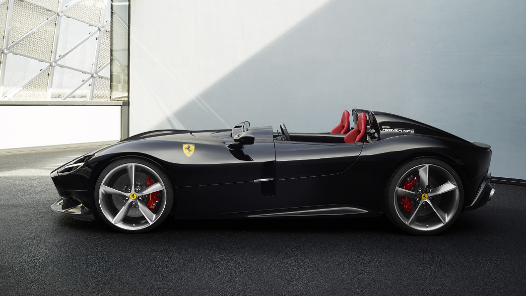  Ferrari Monza SP2即SP1的雙生車，兩車最大不同在於SP2為雙座、SP1為單座設計。(圖片來源/ Ferrari)