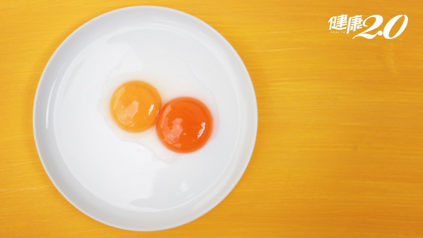 橘紅色蛋黃、淡黃色蛋黃營養有差？紅殼蛋、白殼蛋哪個營養？營養師曝預防黃斑部病變挑這種 2技巧辨別雞蛋新不新鮮