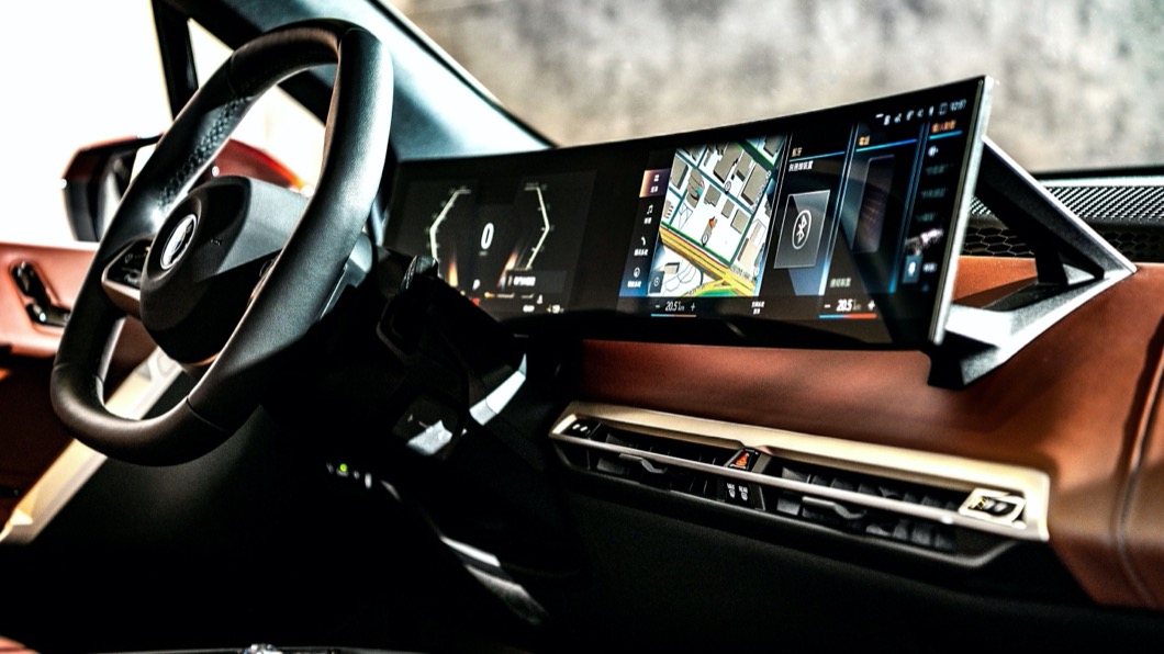 一上車目光的焦點一定會落在中央12.3吋加上14.9吋的液晶螢幕，車上也具備iDrive 8.0系統。(圖片來源/ BMW)