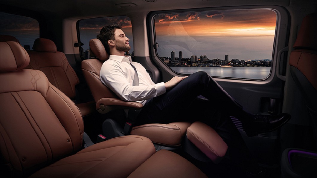 Staria Premium的7人座車型第二排採用獨立電動調整座椅。(圖片來源/ Hyundai)