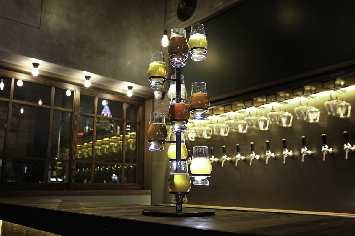 【新開店】全台首家「日本精釀餐酒館」在台北，15款拉霸啤酒免費試喝