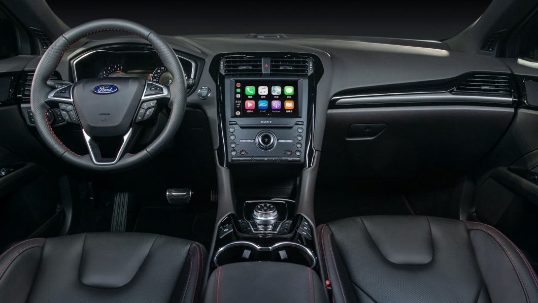 Mondeo ST-Line Wagon內裝採用黑色頂棚設計，駕駛座10.1吋液晶螢幕提供更具科技感的顯示效果。(圖片來源/ Ford)