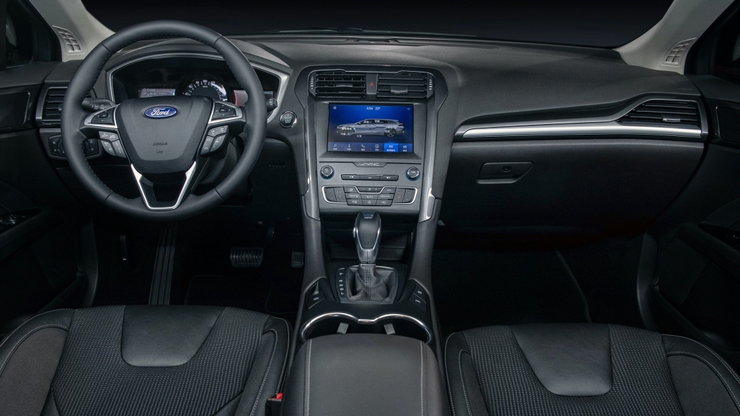 Mondeo Hybrid Wagon配備中央8吋LCD液晶觸控螢幕，同時也帶來Apple CarPlay及Android Auto等功能。(圖片來源/ Ford)