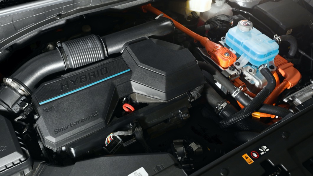 Santa Fe Hybrid車上採用1.6升渦輪增壓缸內直噴引擎為基礎，加上Hybrid技術以及1.49kWh鋰電池組。(圖片來源/ Hyundai)