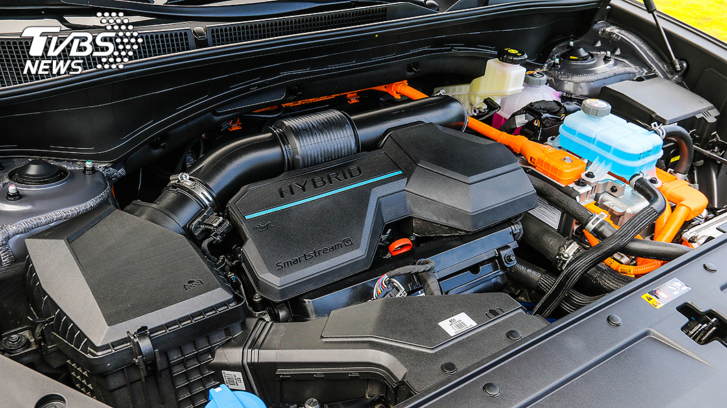 Santa Fe Hybrid動力系統由1.6升T-GDI渦輪增壓引擎為核心，搭配整合鋰電池組的油電複合動力系統。