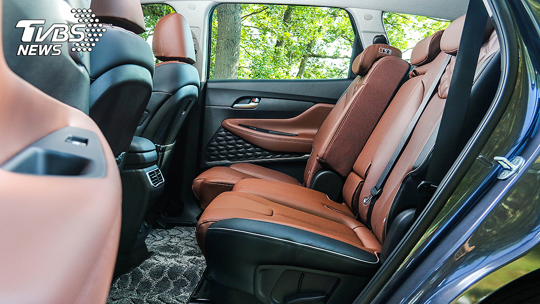 身為5+2座休旅，Santa Fe Hybrid也配備有第二排座椅前後滑移以及椅背角度可調功能。