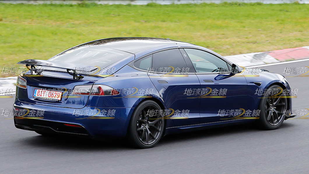 這輛Model S原型測試車最引人注目的是車尾高聳的尾翼。(圖片來源/ TVBS)