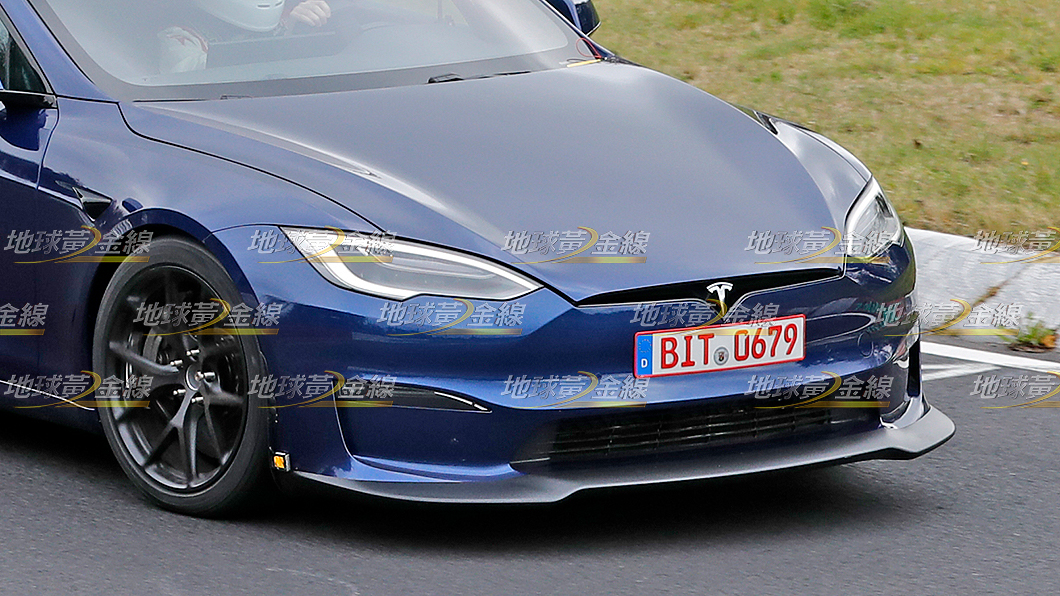 Model S原型車車頭下方有向前延伸的前導流空力套件。(圖片來源/ TVBS)