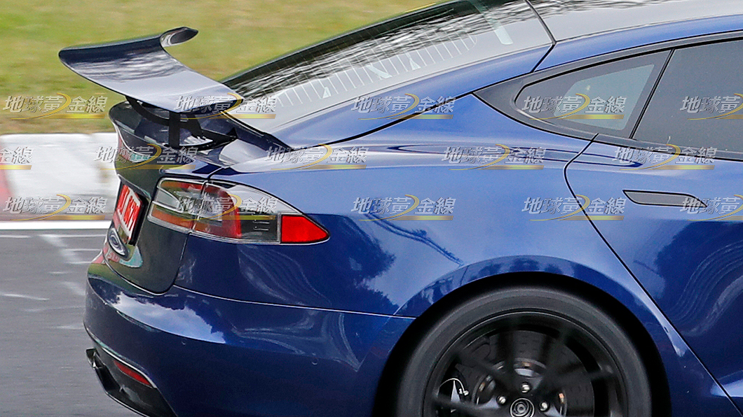 Model S原型車車尾的尾翼看似具備主動升降功能。(圖片來源/ TVBS)