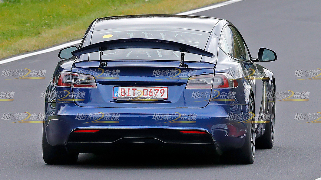 比對前後照片，Model S原型車的尾翼可能具備翼面角度主動調整功能。(圖片來源/ TVBS)