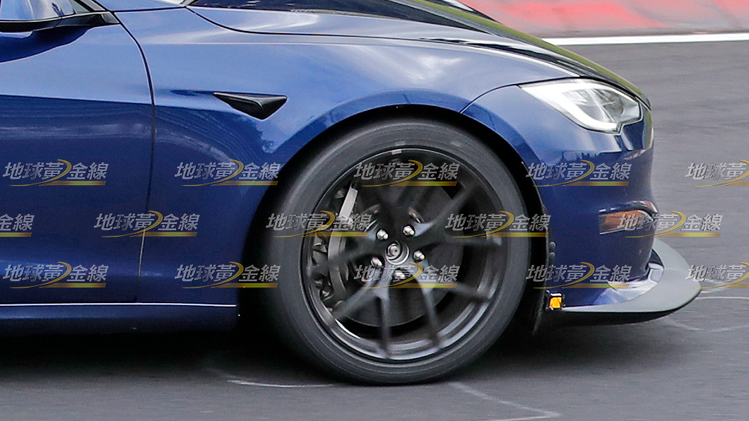 Model S原型車煞車疑似升級為陶瓷碳纖維煞車系統。