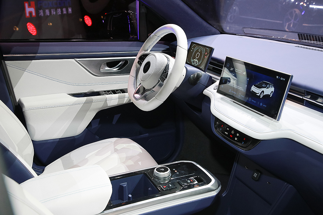 Model C車內採用數位化佈局，並有與BMW iX相仿的懸浮式中央扶手設計。(圖片來源/ 鴻海)