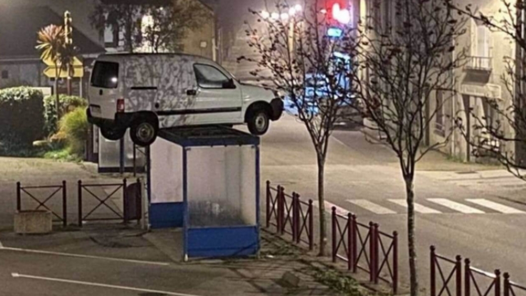 最後竟然是犯人與車主發生糾紛，因此直接將他的貨車吊掛在公車亭上方。(圖片來源/ Gendarmerie du Finistère)