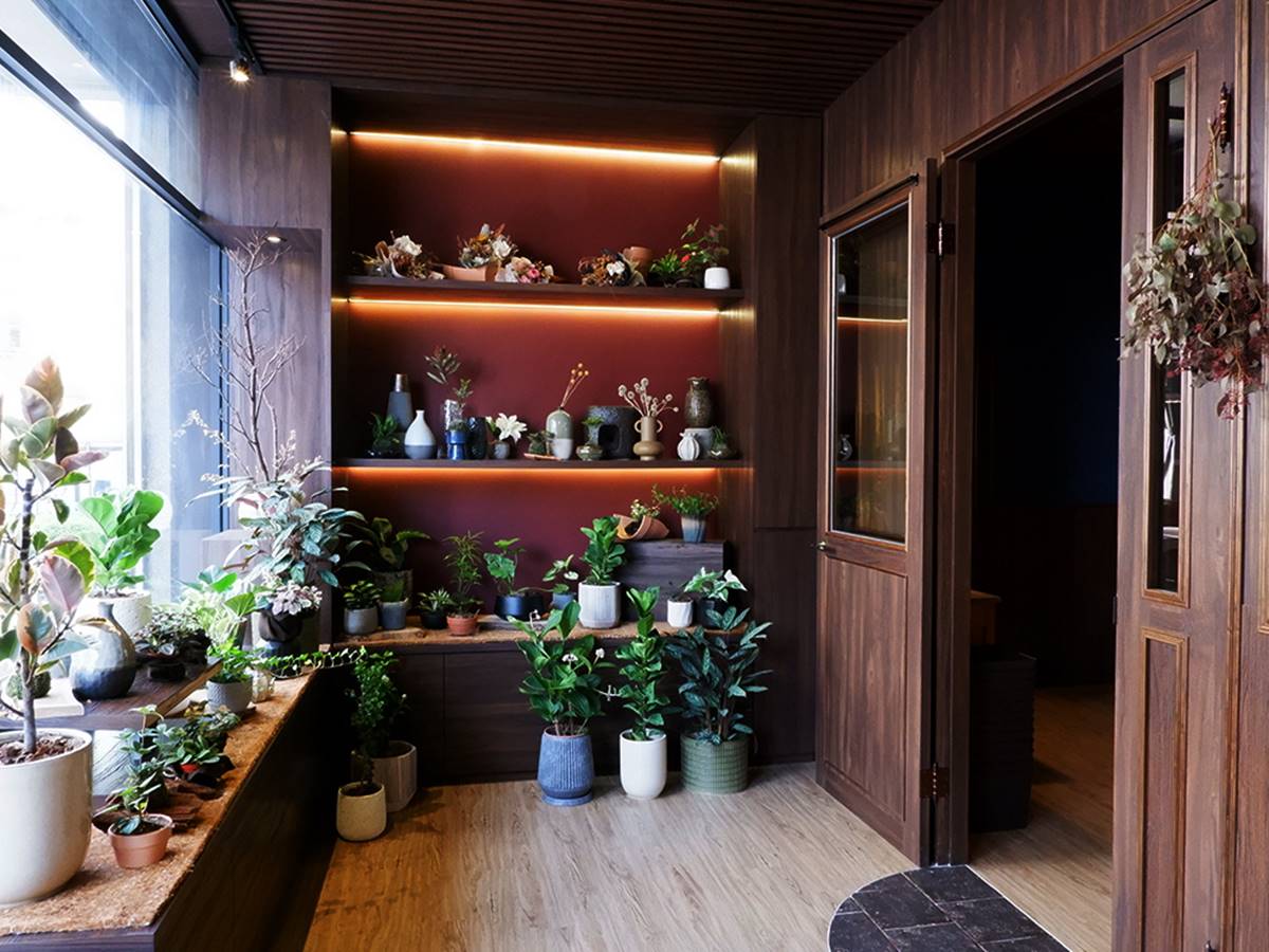 【新開店】打卡英倫風裝潢！新竹神祕咖啡廳開在花店裡，必點拿鐵配細緻司康