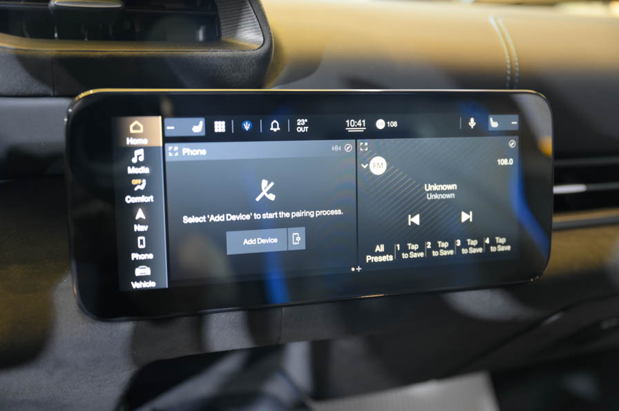 中控觸控螢幕皆整合最新MIA智能多媒體系統，可支援無線Apple CarPlay / Android Auto與手機無線充電功能。