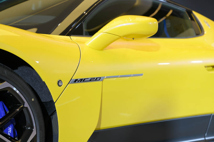 MC20將Maserati葉子鈑上的經典三腮孔，進化為更富現代感的三橫槓抽象式設計。