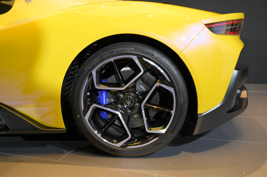原廠標配20吋鋁圈，並搭配Bridgestone專為MC20特製的Potenza Sport高性能胎。