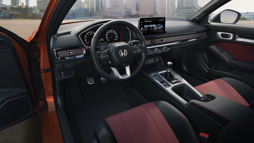 車艙內運用許多紅色縫線妝點，另外也使用了7吋數位儀表搭配9吋中央車載螢幕彰顯科技感。(圖片來源/ Honda)
