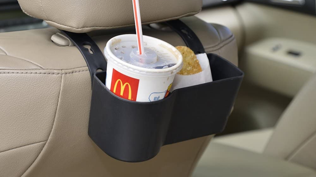 要防止打翻飲料這種事情最好的方法就是禁止在車內飲食，如果要帶食物上車也必須要固定好位置。(圖片來源/ FAGUAN)