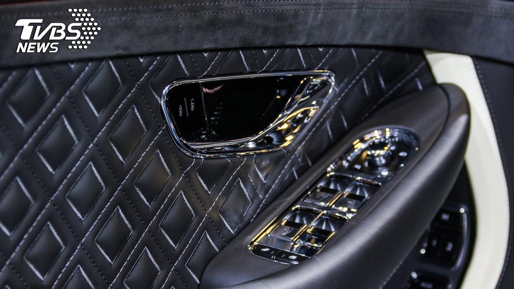 包含座椅、門飾版等處，均以GT Speed車型專屬菱格紋縫線點綴，且每個菱形都以超過700針的工序繡製。