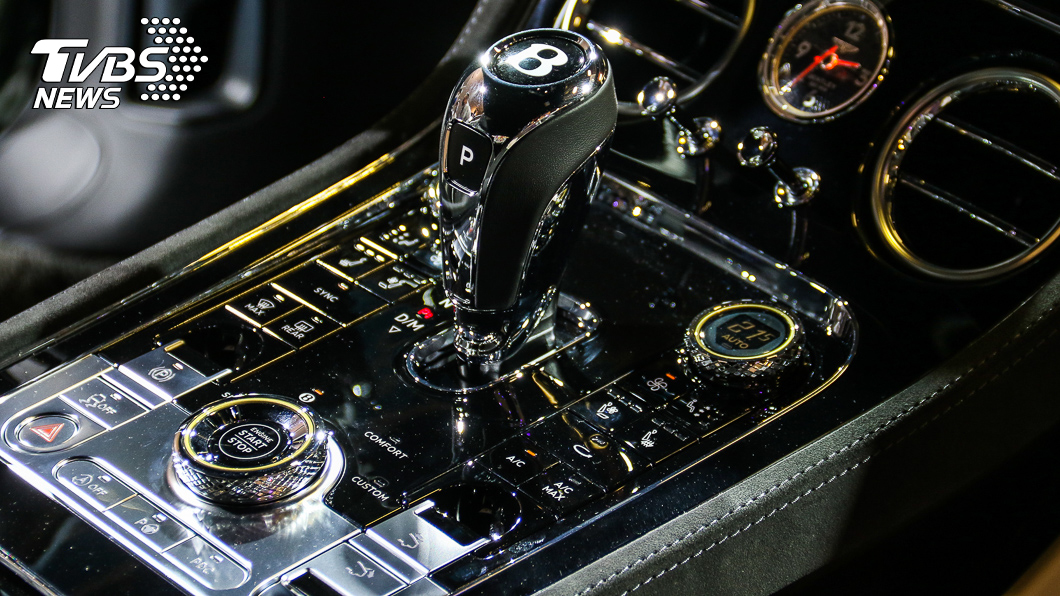 閃亮的排檔座猶如時尚精品，排檔下方旋鈕為駕駛模式控制介面，提供Bentley、舒適、運動與客製等駕駛模式。