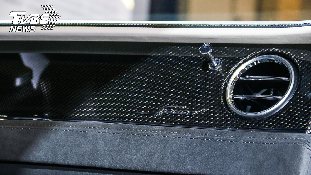 原車車內配備黑鋼琴飾版，或可免費選用多款木紋式樣，但展示車則選配更高檔的碳纖維飾版。