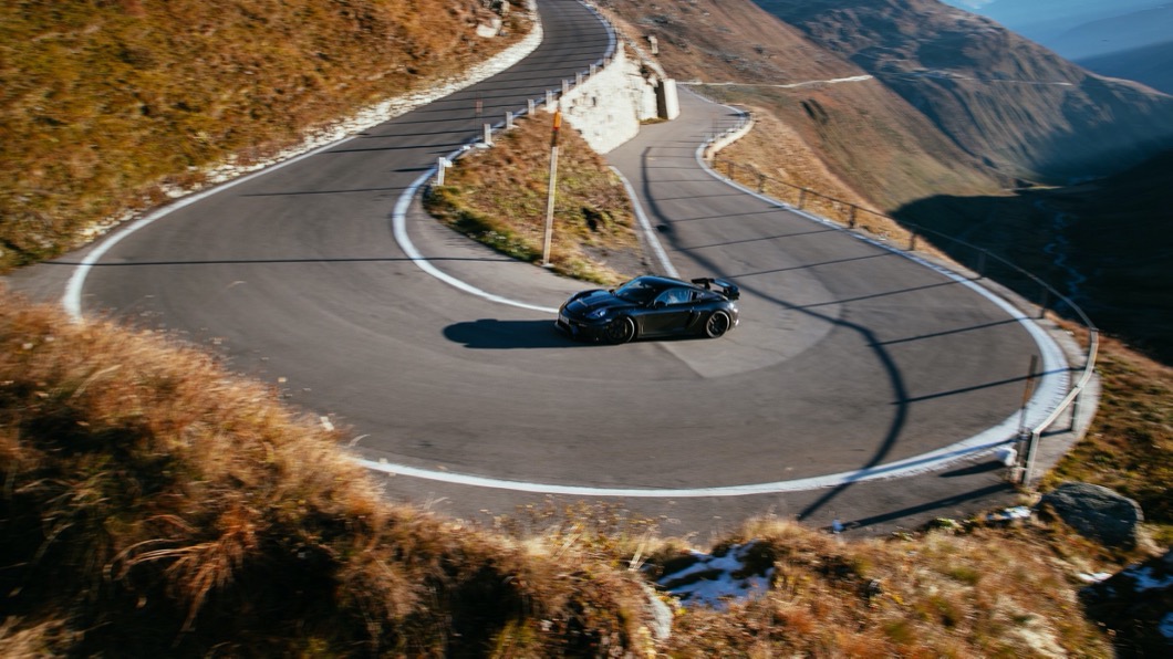 測試車手Jörg Bergmeister認為718 Cayman GT4 RS是一部絕不妥協的動力機器，相當值得車迷親身體驗。(圖片來源/ Porshce)