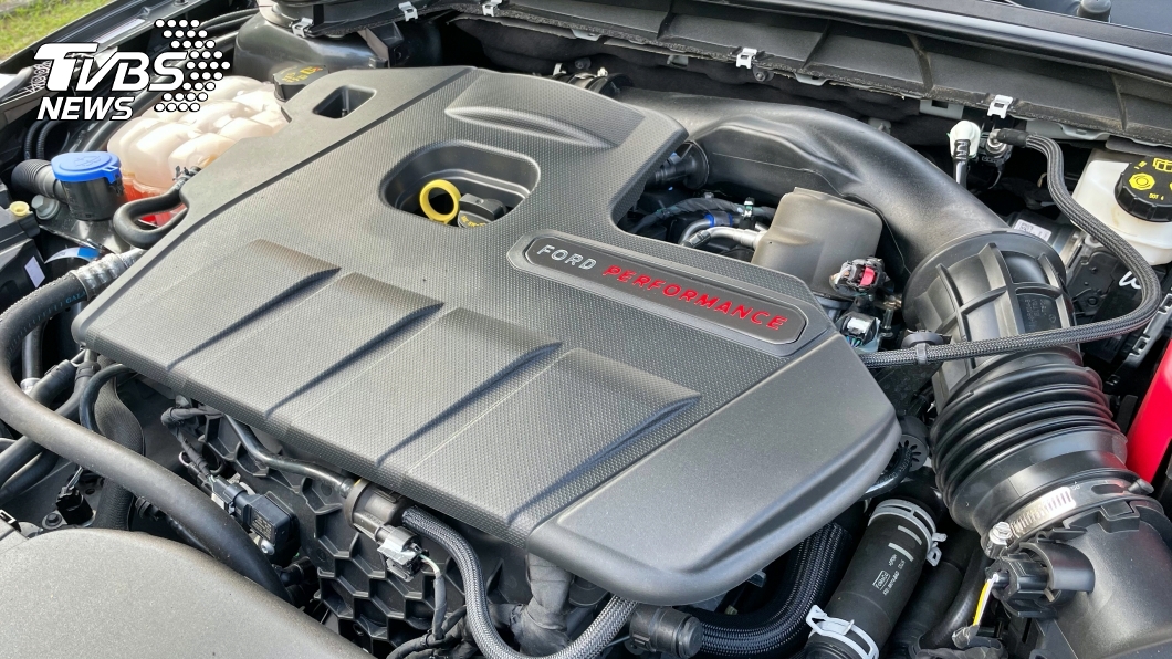 Ford Focus ST車上配備2.3升EcoBoos引擎，可以帶來280匹最大馬力。(圖片來源/ TVBS)