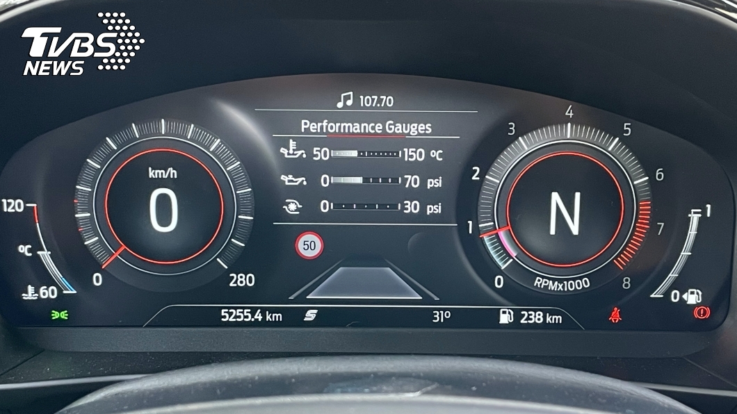 數位儀表上也能顯示機油溫度、渦輪壓力、機油壓力等數據，方便駕駛隨時掌握車況。(圖片來源/ TVBS)