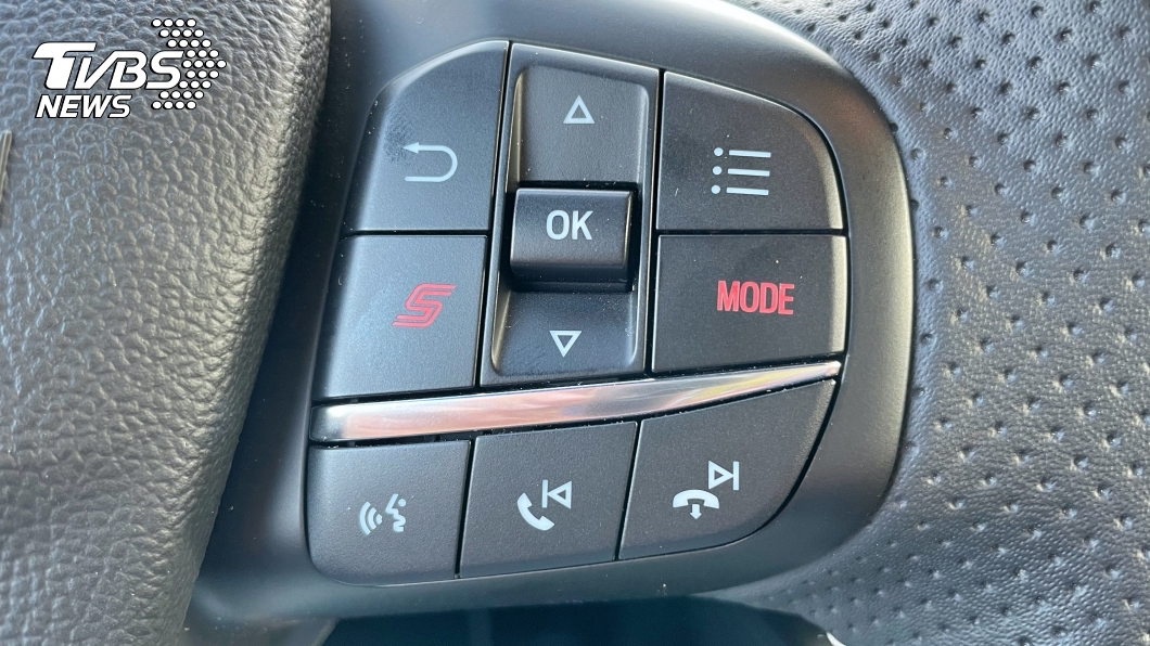 駕駛也可以透過方向盤上的S按鍵，瞬間切換到運動模式。(圖片來源/ TVBS)