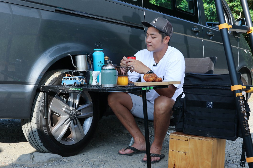 運用輪胎當支架的露營桌不僅不佔空間、也相當容易使用。