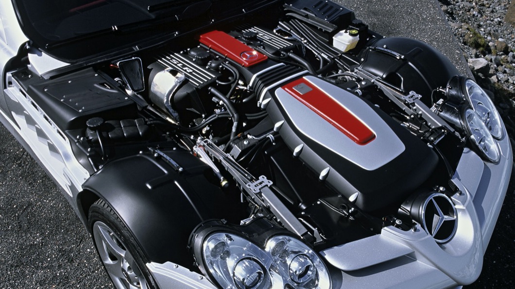 M-Benz SLR McLaren的動力來自一具5.5升V8機械增壓引擎，可以輸出626匹最大馬力。(圖片來源/ M-Benz)