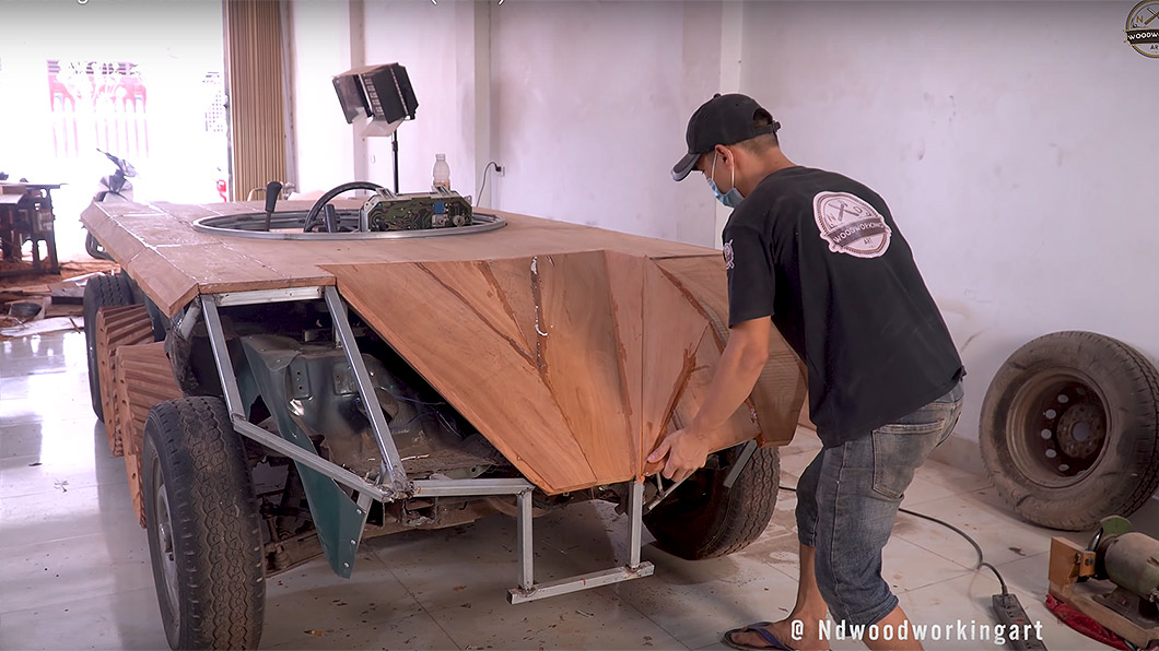 NDwoodworkingart擅長木工，整輛坦克車外觀都是使用木材製作。(圖片來源/ Youtube-NDwoodworkingart)