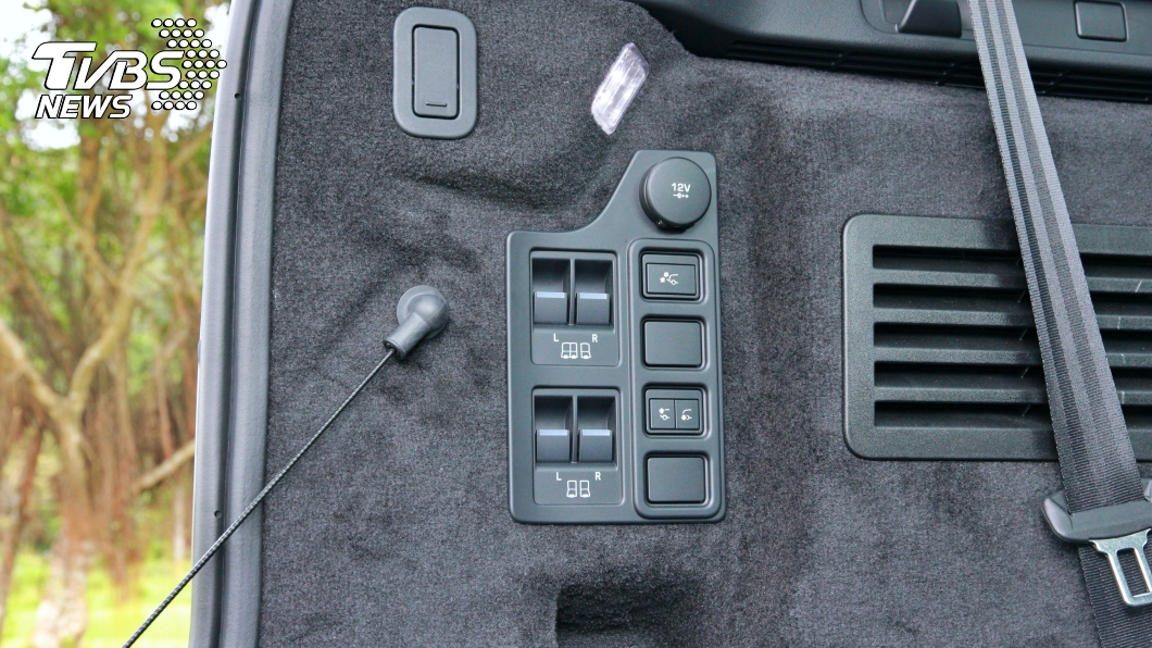 更貼心的是，車上也配備有電動傾倒功能，可以針對第二、三排單獨進行傾倒與直立的調整。(圖片來源/ TVBS)