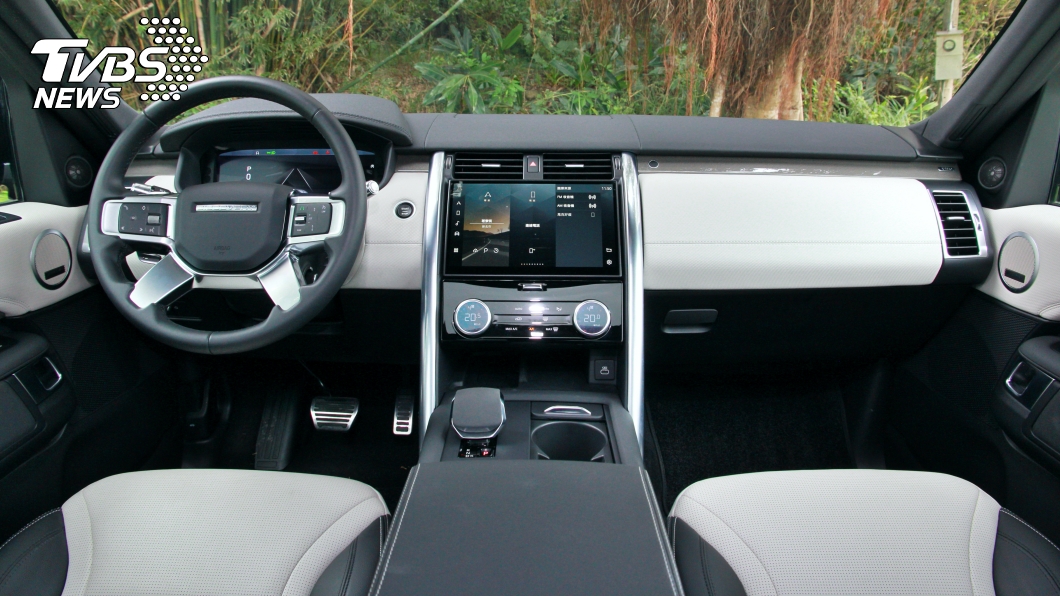 在小改款之後讓車內呈現雙色造型。車內中央螢幕換上11.4吋Pivi Pro系統。(圖片來源/ TVBS)