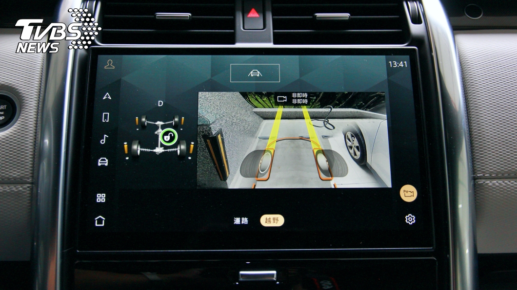ClearSight底盤透視系統也可以透過攝影鏡頭模擬出車底畫面，讓駕駛能更迅速掌握車身四周狀況。(圖片來源/ TVBS)