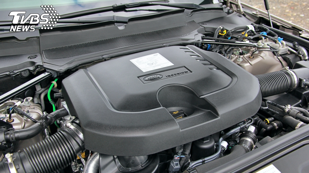車上搭載3.0升直六柴油渦輪增壓引擎，並且具備MHEV輕油電系統，這組動力可以提供249匹的最大馬力。(圖片來源/ TVBS)