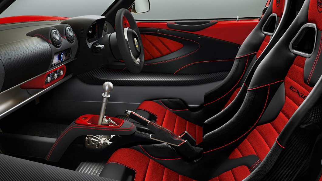車內配備全新數位儀表板與平底式跑車方向盤，座椅椅面與縫線亦均為最終版本專屬設計。(圖片來源/ Lotus)