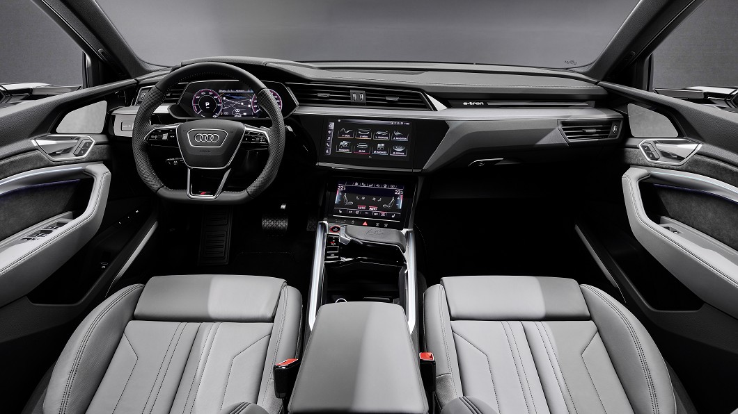 車內運用S車型專屬元素，例如跑車化方向盤、專屬排檔座腕托，讓e-tron S與e-tron Sportback S具有與外觀相符的跑車化氣質。(圖片來源/ Audi)