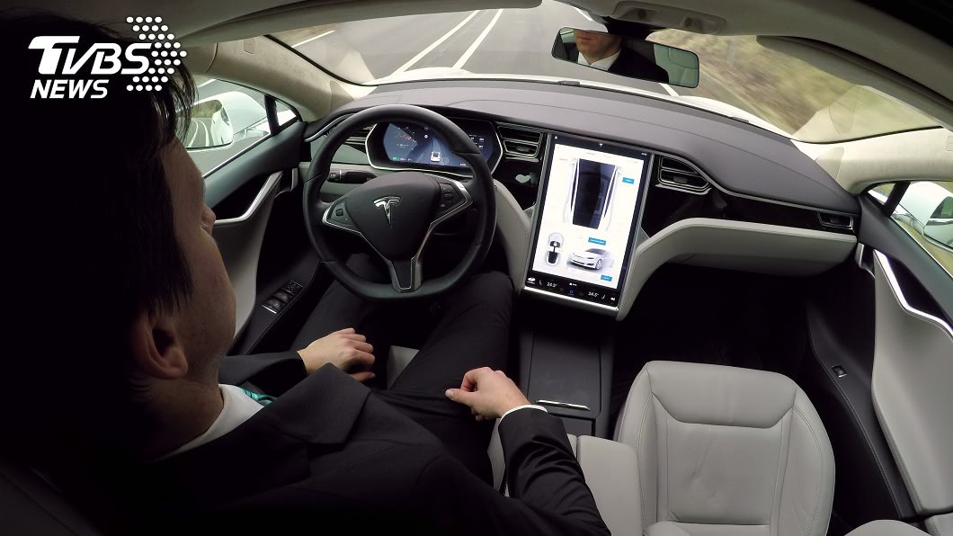 現今的自動駕駛科技都還在輔助的階段，駕駛需要有隨時接管車輛的準備。(圖片來源/ TVBS)