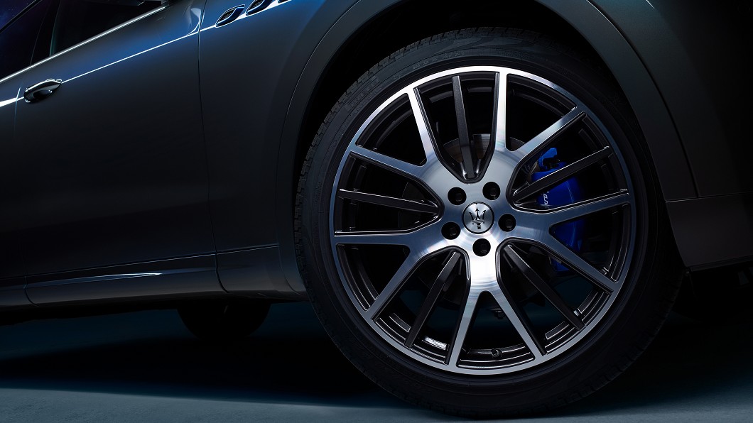 Levante GT配備19吋Zefiro鋁圈以及藍色煞車卡鉗。(圖片來源/ 臺灣蒙地拿)