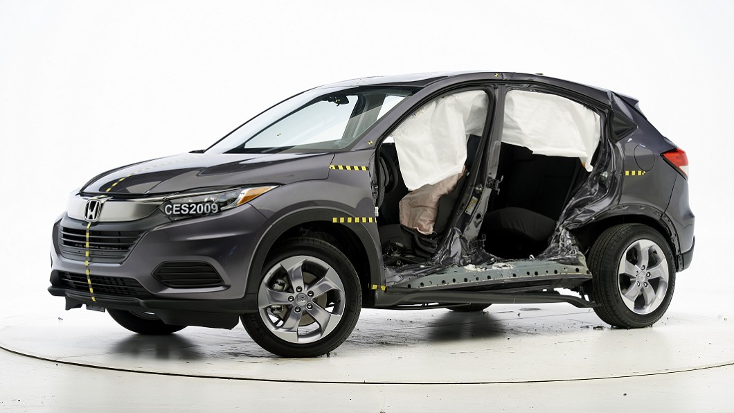 IIHS認為車廠必須提升車門防撞橫梁與車室框架強度，以抵抗真實世界中SUV以及皮卡的側面撞擊。(圖片來源/ IIHS)
