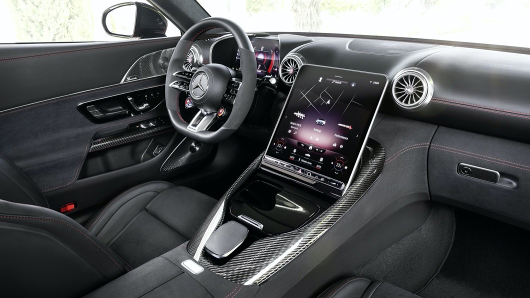 車上最醒目的配備莫過於中央11.9吋液晶顯示幕，並搭配駕駛座12.3吋數位儀表。(圖片來源/ M-Benz)