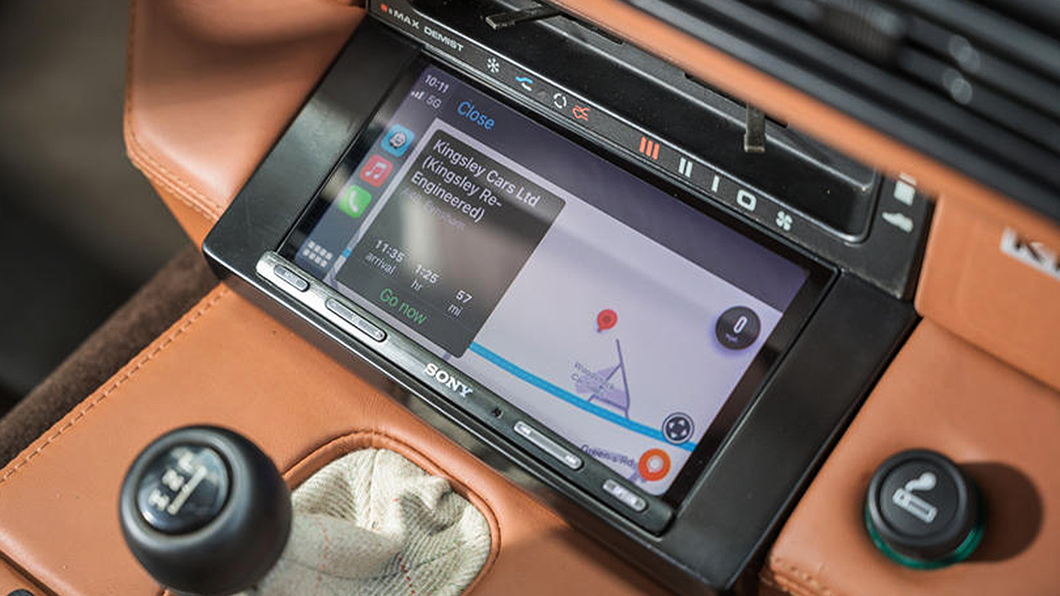 駕駛座艙內配置加熱座椅、電動窗、電動後視鏡等現代化設備，並可選配前後停車雷達、倒車影像、電動輔助轉向、Apple CarPlay、無線充電和七揚聲器音響系統。(圖片來源/ Kingsley Cars)