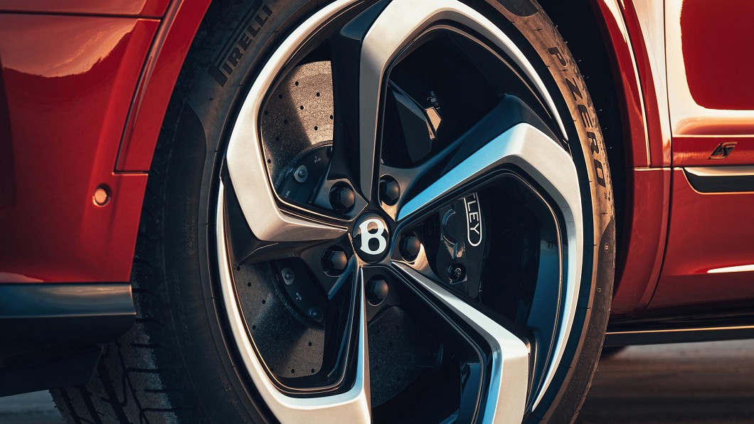 Bentayga S將造型猶如五把鐮刀的22吋專屬鋁圈與黑化套件列為標準配備，前門下端還貼有車型專屬「S」銘牌。(圖片來源/ Bentley)