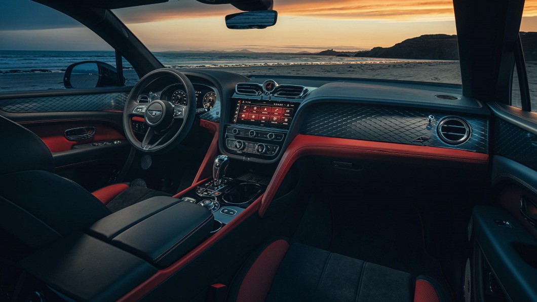 車艙以呼應廠徽的雙翼造型儀錶控台為設計主軸，同時在奢華氛圍中透著鮮明運動氣息。(圖片來源/ Bentley)