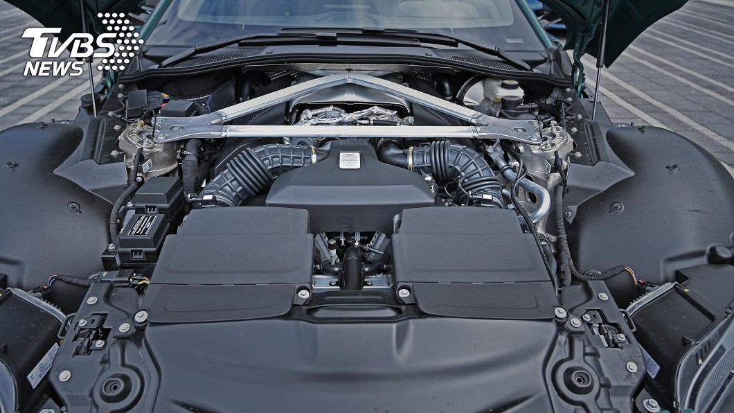 體內的4.0升V8雙渦輪增壓引擎馬力提升至535匹，搭配八速手自排變速系統，0-100km/h加速僅3.6秒。